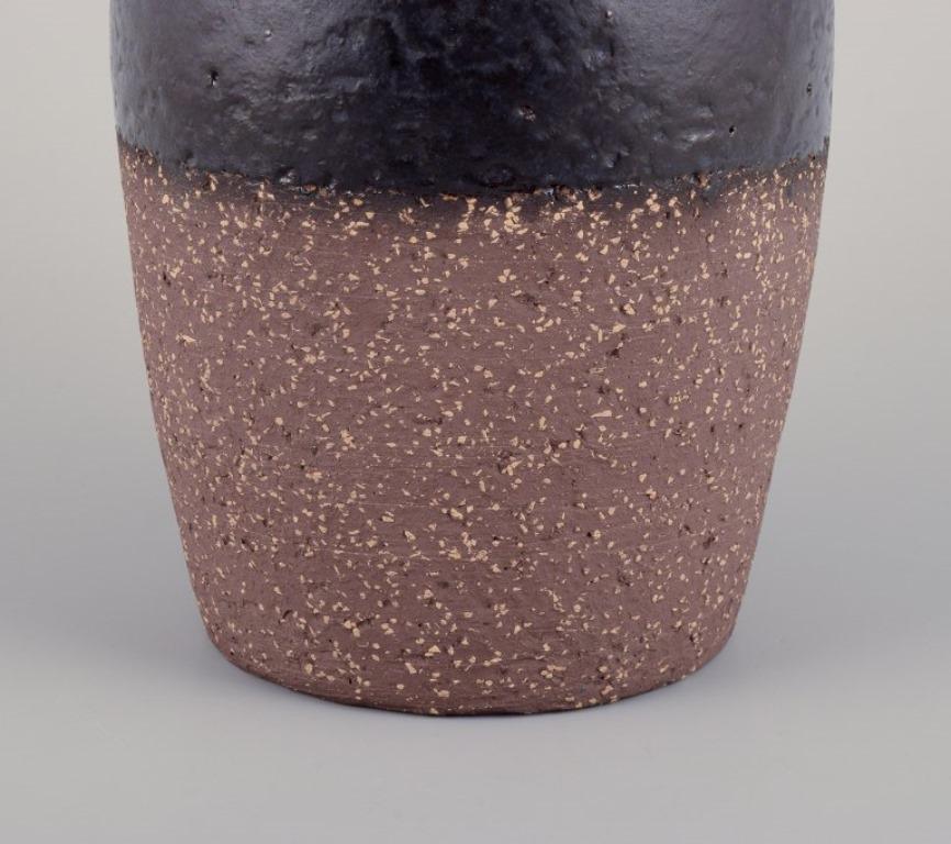 Svedese Mari Simmulson per Upsala Ekeby. Vaso in ceramica Onyx con smalto dai toni neri in vendita