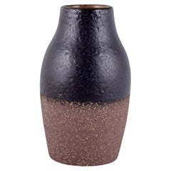 Mari Simmulson pour Upsala Ekeby. Vase en céramique onyx avec glaçure aux teintes noires