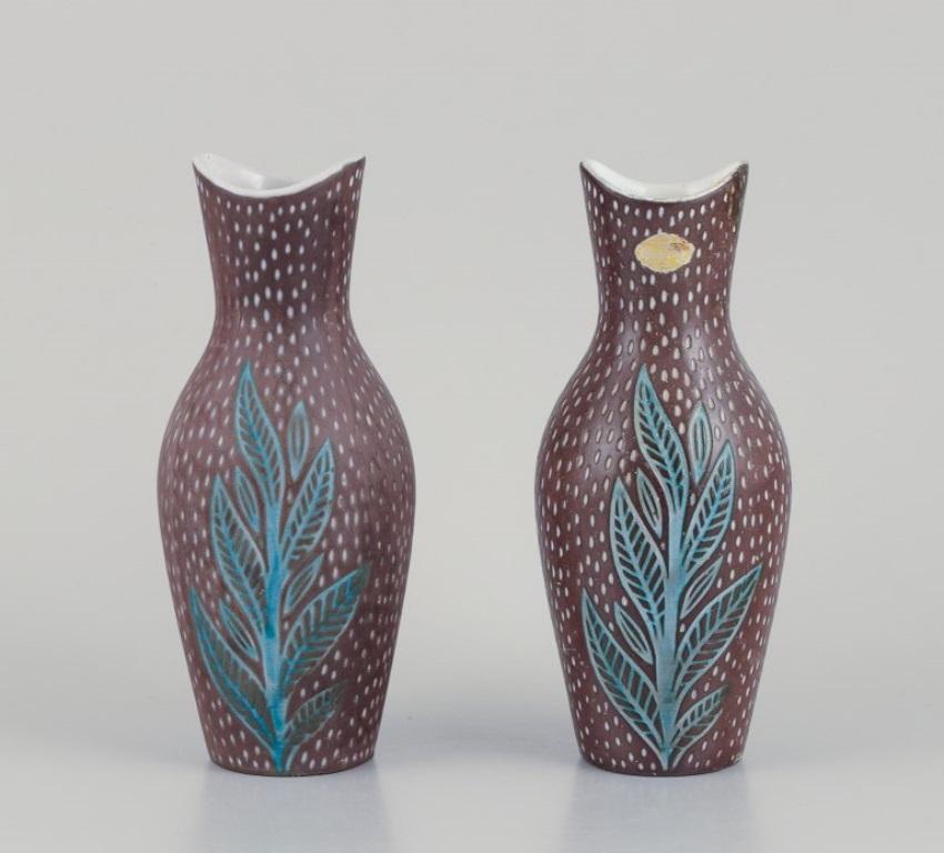 Mari Simmulson (1911-2000) for Upsala Ekeby. 
A pair of ceramic vases. Floral motifs. Polychrome glaze.
Ca. 1960.
Marked.
In perfect condition.
Dimensions: Height 20.0 cm x 8.0 cm.

Mari Simmulson is recognized as a prominent figure in the esteemed