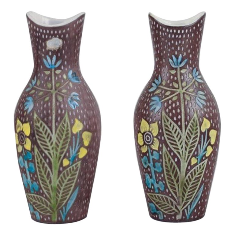 Mari Simmulson para Upsala Ekeby. Pareja de jarrones de cerámica. Motivos florales