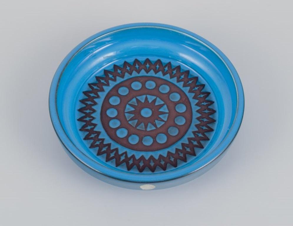Mari Simmulson (1911-2000) per Upsala Ekeby, Svezia. 
Coppia di ciotole basse in ceramica con smalto blu. Motivo geometrico.
Numero di modello 7018.
Approssimativamente dagli anni '60.
Contrassegnato.
In perfette condizioni.
Dimensioni: Diametro