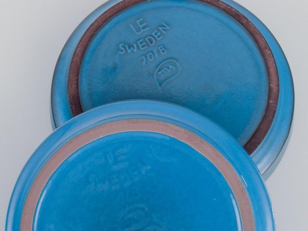 Ceramica Mari Simmulson per Upsala Ekeby. Coppia di ciotole basse in ceramica con smalto azzurro in vendita