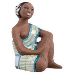 Mari Simmulson pour Upsala-Ekeby. Rare figure en céramique d'une femme de Tahiti. 