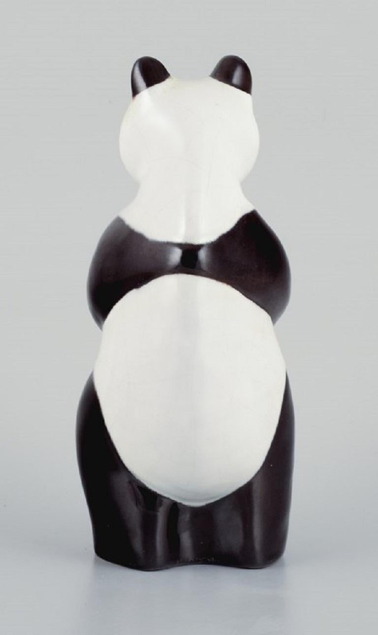 Milieu du XXe siècle Mari Simmulson pour Upsala Ekeby. Rare figurine de panda en céramique peinte à la main.  en vente