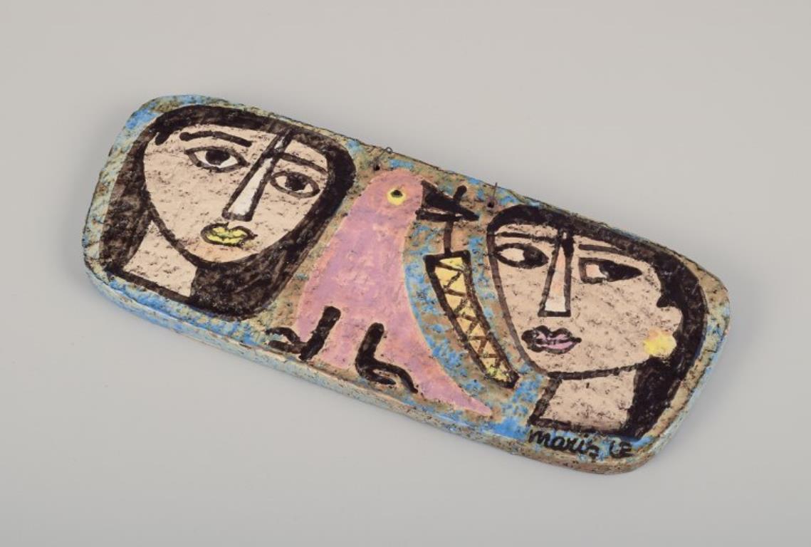 Mari Simmulson (1911-2000) per Upsala Ekeby, Svezia. 
Rara targa da parete in ceramica dipinta a mano.
Smalto policromo. Con motivi di volti femminili e un uccello rosa.
Model No: 4441.
Ca. 1960.
Contrassegnato.
In perfette condizioni.
Dimensioni: