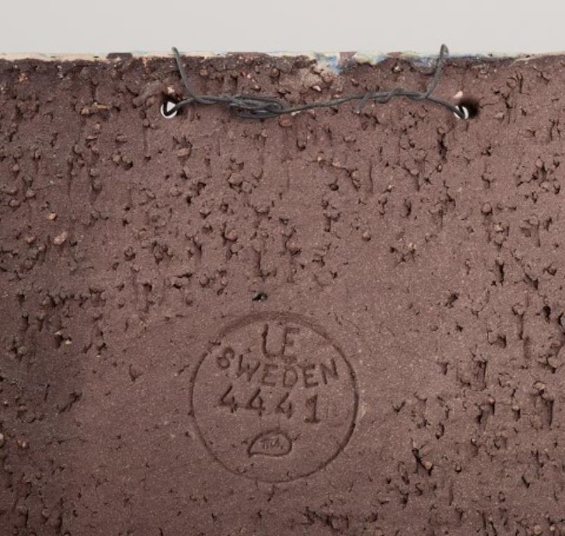 Metà XX secolo Mari Simmulson per Upsala Ekeby. Rara targa da parete in ceramica dipinta a mano. Ca. 1960 in vendita