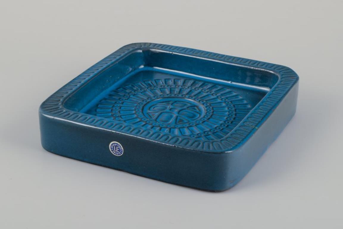 Mari Simmulson (1911-2000) for Upsala Ekeby. Square ceramic bowl. Geometric pattern. Glaze in blue shades.
Approximately 1960.
Model 8025.
Marked.
In excellent condition with minimal signs of use.
Dimensions: D 18.0 cm x H 3.5 cm.

Mari Simmulson is