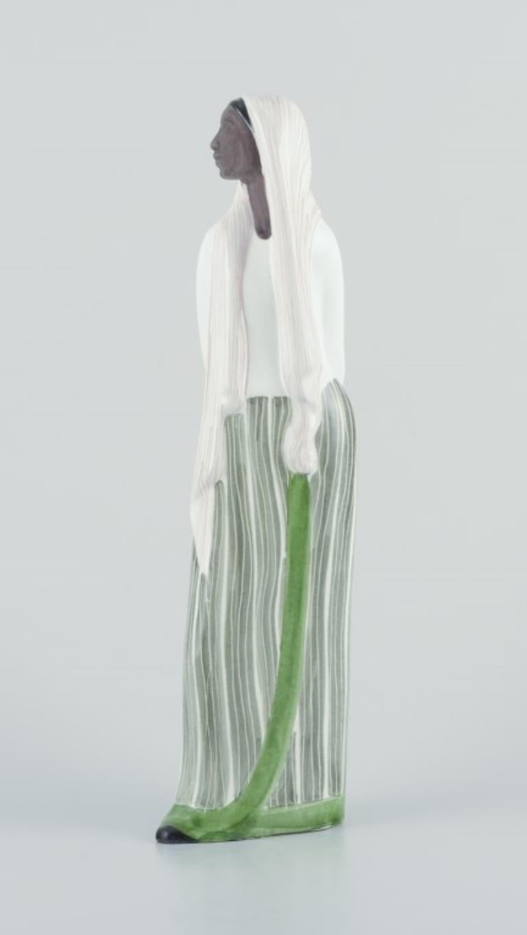 Mari Simmulson (1911-2000) para Upsala Ekeby, Suecia. 
Figura de cerámica de una mujer indonesia. 
Aproximadamente 1950.
En perfecto estado.
Firmado.
Dimensiones: Alto 39,0 cm. x Ancho 12,0 cm.

Mari Simmulson (1911-2000) es reconocida como una