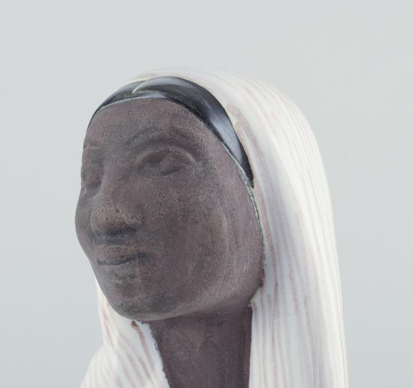 Mari Simmulson para Upsala Ekeby, Suecia. Figura de cerámica de mujer indonesia Escandinavo moderno en venta