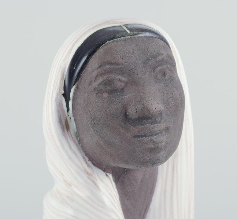 Mari Simmulson para Upsala Ekeby, Suecia. Figura de cerámica de mujer indonesia Sueco en venta