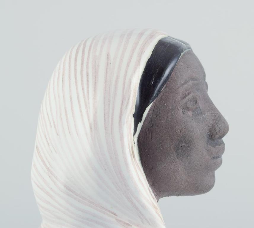 Mari Simmulson para Upsala Ekeby, Suecia. Figura de cerámica de mujer indonesia Glaseado en venta