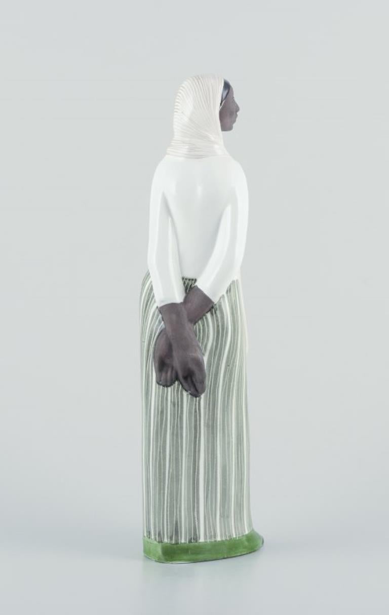 Mari Simmulson para Upsala Ekeby, Suecia. Figura de cerámica de mujer indonesia en Excelente estado para la venta en Copenhagen, DK