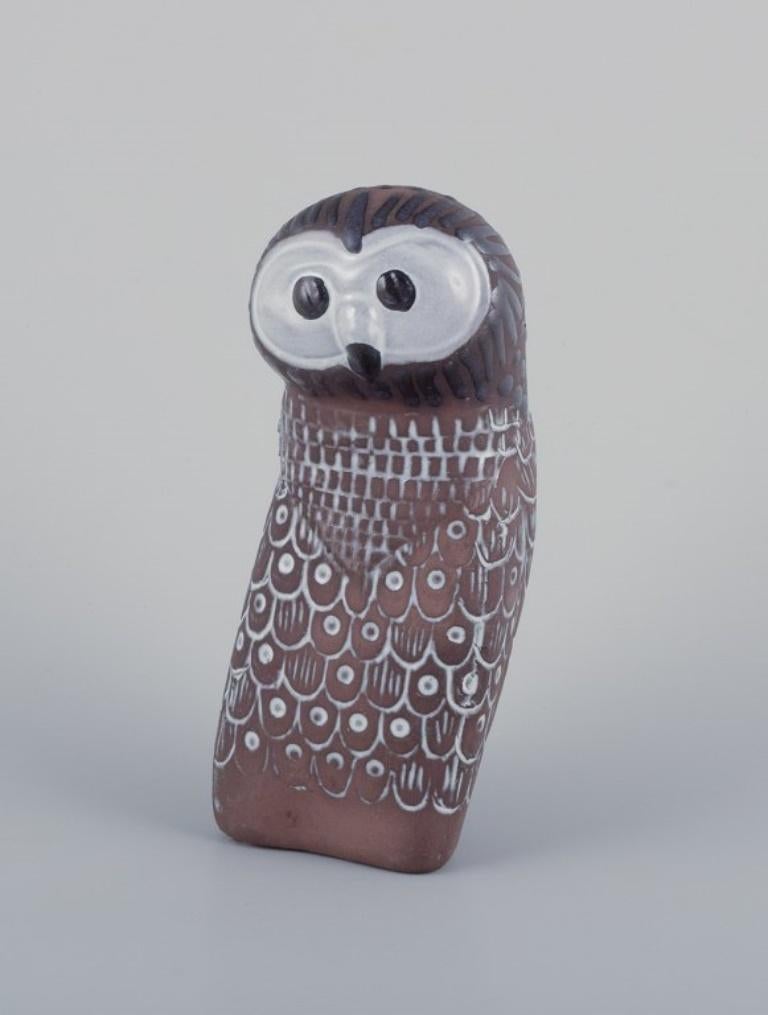 Mari Simmulson for Upsala Ekeby, Sweden. Ceramic owl sculpture.
From the 1960s.
Model number: 6058.
Marked with the manufacturer's mark.
In perfect condition.
Dimensions: Height 17.5 cm x Diameter 7.0 cm.

Mari Simmulson is recognized as a prominent