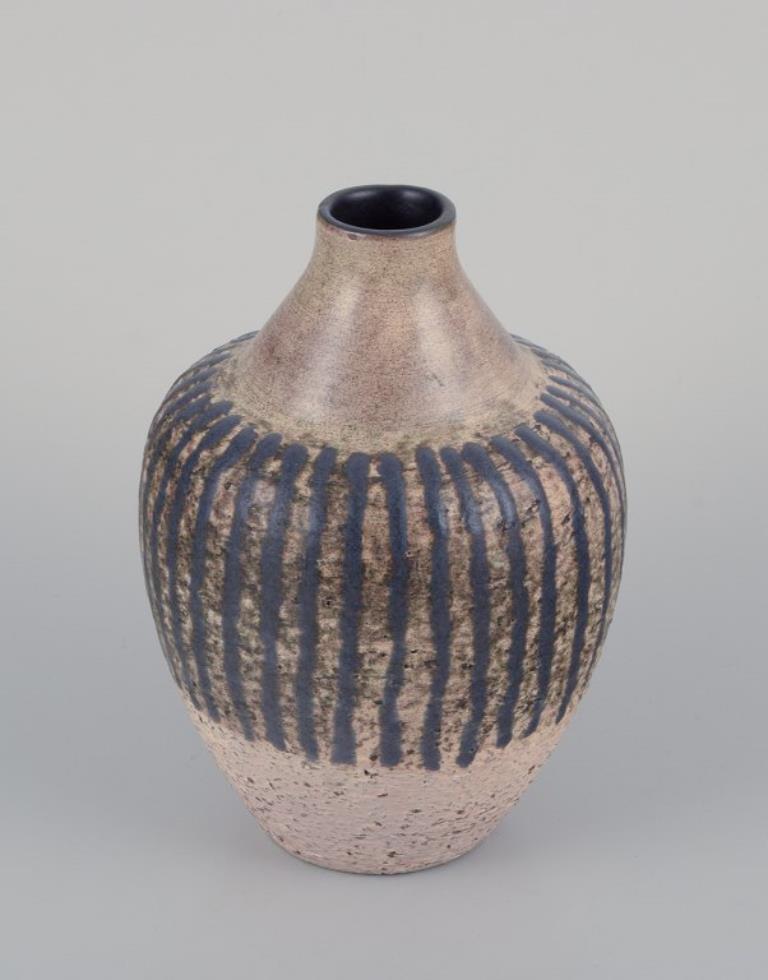 Mari Simmulson (1911-2000) pour Upsala Ekeby, Suède. 
Vase en céramique de style moderniste. Décoré de rayures bleu foncé sur fond sable.
1960s.
Modèle 6019.
Marqué.
Elle est en excellent état.
Dimensions : H 19,0 cm x P 13,0 cm : H 19,0 cm x D 13,0