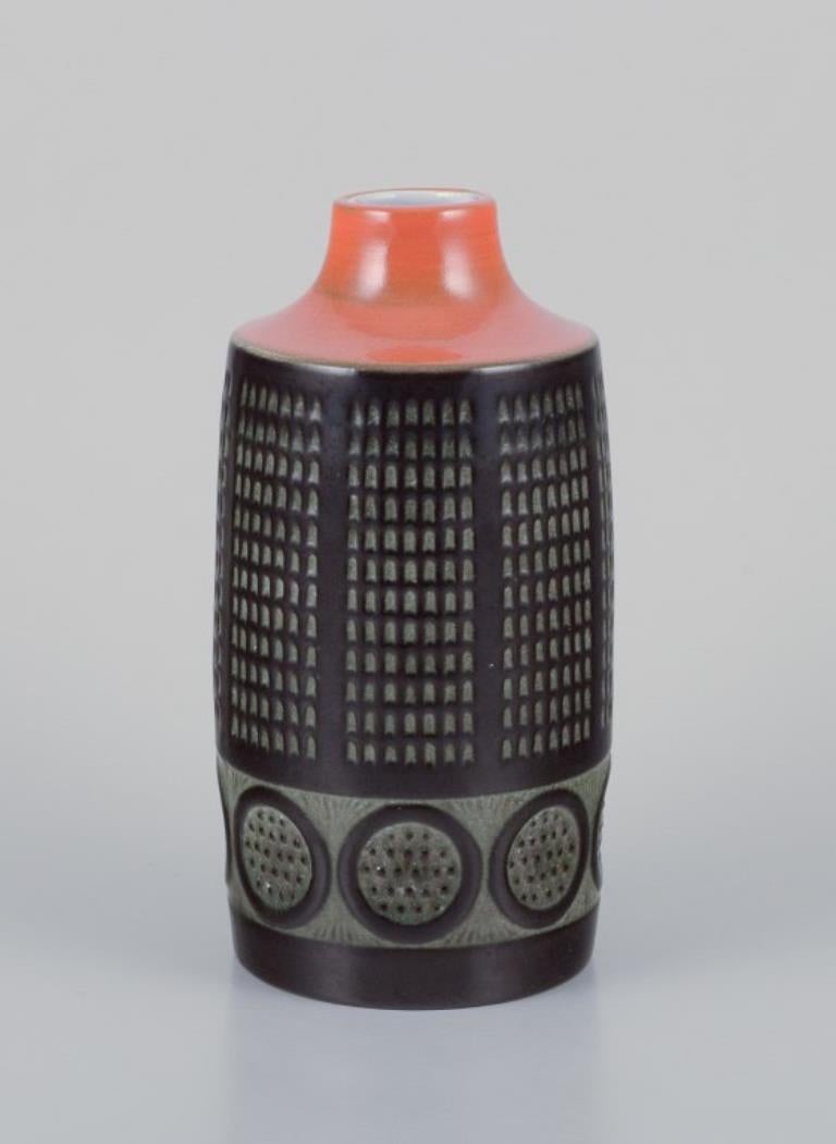 Mari Simmulson (1911-2000) per Upsala Ekeby, Svezia. 
Vaso in ceramica in stile modernista. Smalto nei toni dell'arancio e del marrone.
Progettato nel 1968.
Modello 8052M.
Contrassegnato.
In buone condizioni, piccola scheggiatura poco evidente sul