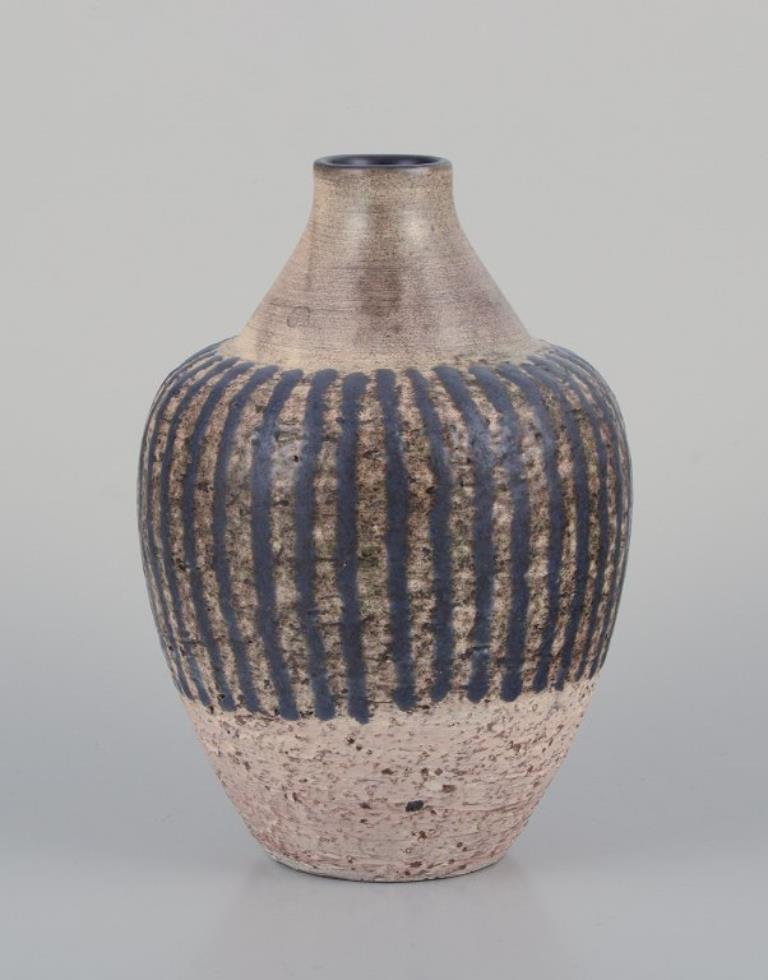 Scandinave moderne Mari Simmulson pour Upsala Ekeby, Suède. Vase en céramique de style moderniste. en vente