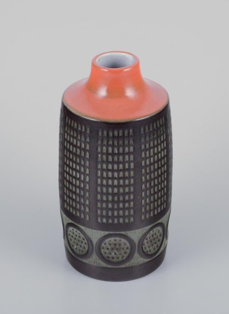 Scandinavo moderno Mari Simmulson per Upsala Ekeby, Svezia. Vaso in ceramica in stile modernista. in vendita