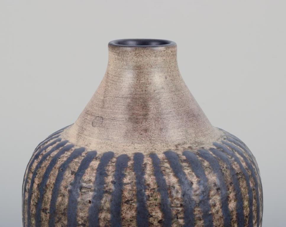Suédois Mari Simmulson pour Upsala Ekeby, Suède. Vase en céramique de style moderniste. en vente