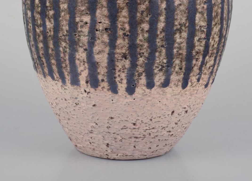 Vernissé Mari Simmulson pour Upsala Ekeby, Suède. Vase en céramique de style moderniste. en vente