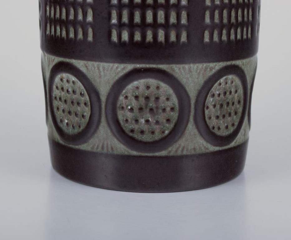 Smaltato Mari Simmulson per Upsala Ekeby, Svezia. Vaso in ceramica in stile modernista. in vendita