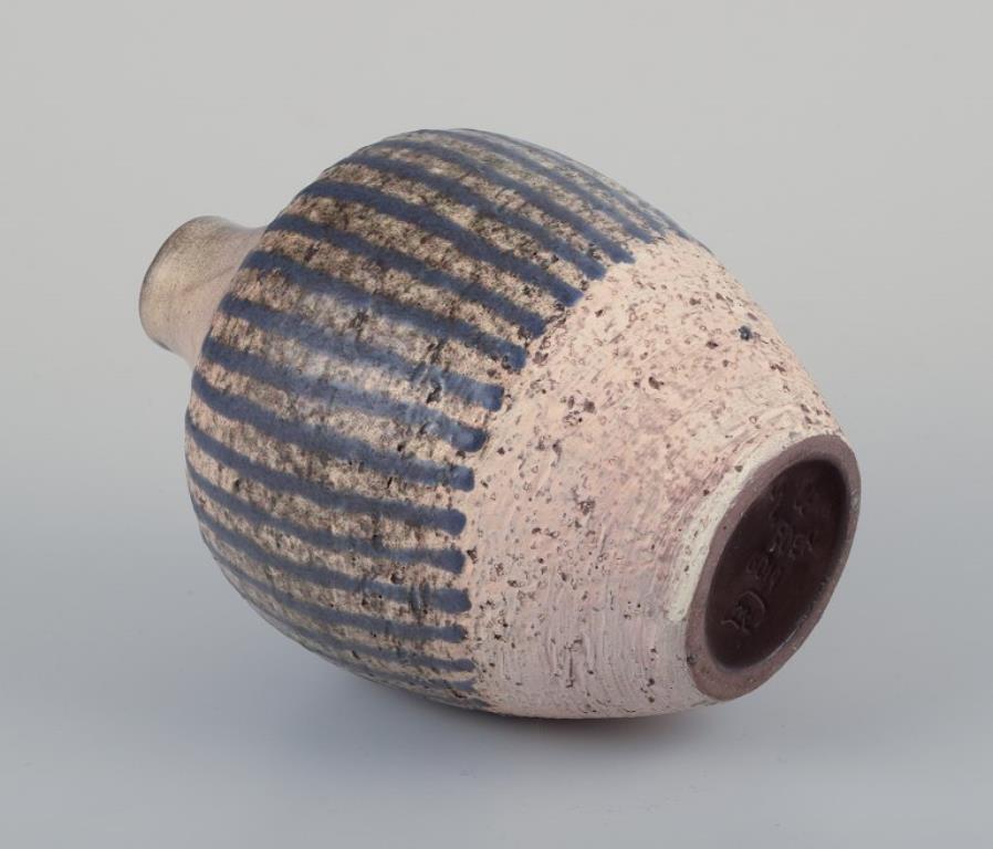 Milieu du XXe siècle Mari Simmulson pour Upsala Ekeby, Suède. Vase en céramique de style moderniste. en vente
