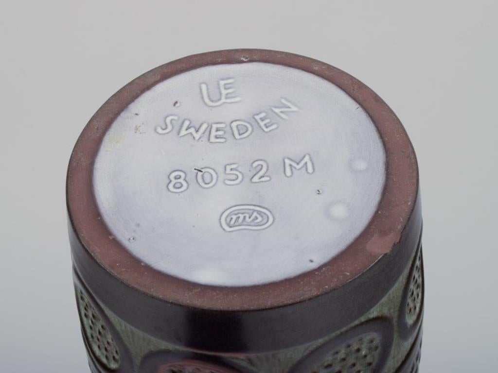 Metà XX secolo Mari Simmulson per Upsala Ekeby, Svezia. Vaso in ceramica in stile modernista. in vendita