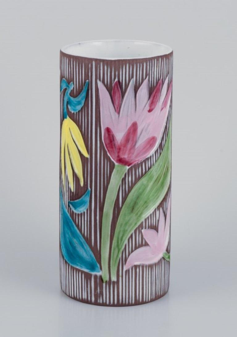 Suédois Mari Simmulson pour Upsala Ekeby, Suède. Vase en céramique à motifs floraux en vente