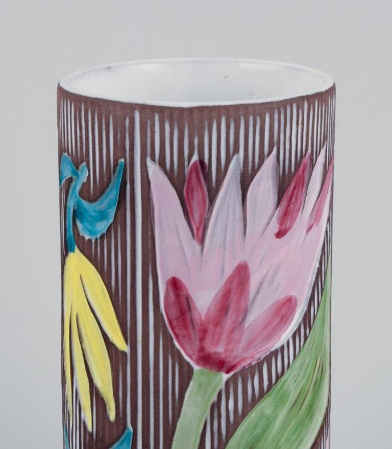 Mari Simmulson für Upsala Ekeby, Schweden. Keramikvase mit floralen Motiven (Glasiert) im Angebot