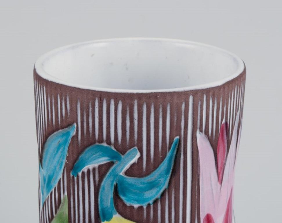 Mari Simmulson für Upsala Ekeby, Schweden. Keramikvase mit floralen Motiven (Mitte des 20. Jahrhunderts) im Angebot