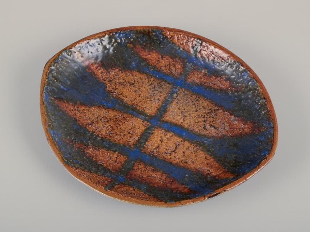 Scandinavian Modern Mari Simmulson for Upsala Ekeby, Sweden. Low ceramic bowl, ca. 1960. For Sale