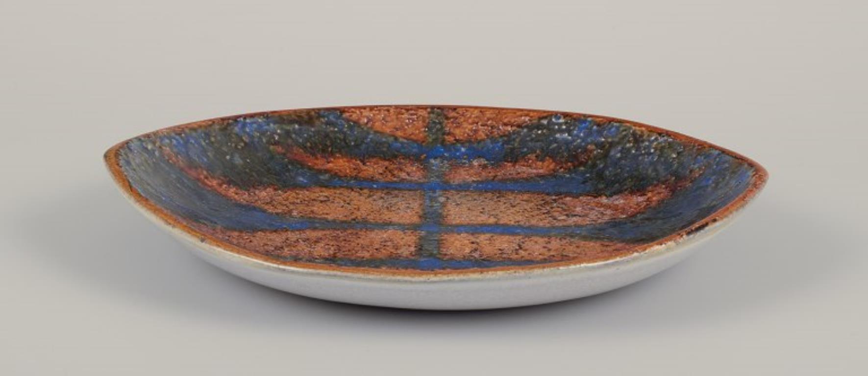Swedish Mari Simmulson for Upsala Ekeby, Sweden. Low ceramic bowl, ca. 1960. For Sale