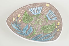 Mari Simmulson pour Upsala Ekeby. Plat triangulaire en céramique orné d'un motif botanique.