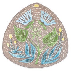 Mari Simmulson pour Upsala Ekeby. Plat triangulaire en céramique orné d'un motif botanique.