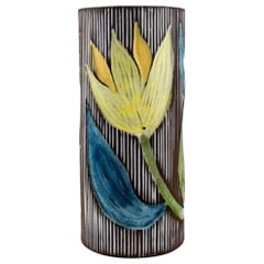 Mari Simmulson für Upsala-Ekeby, Vase aus Keramik mit Blumenmotiven