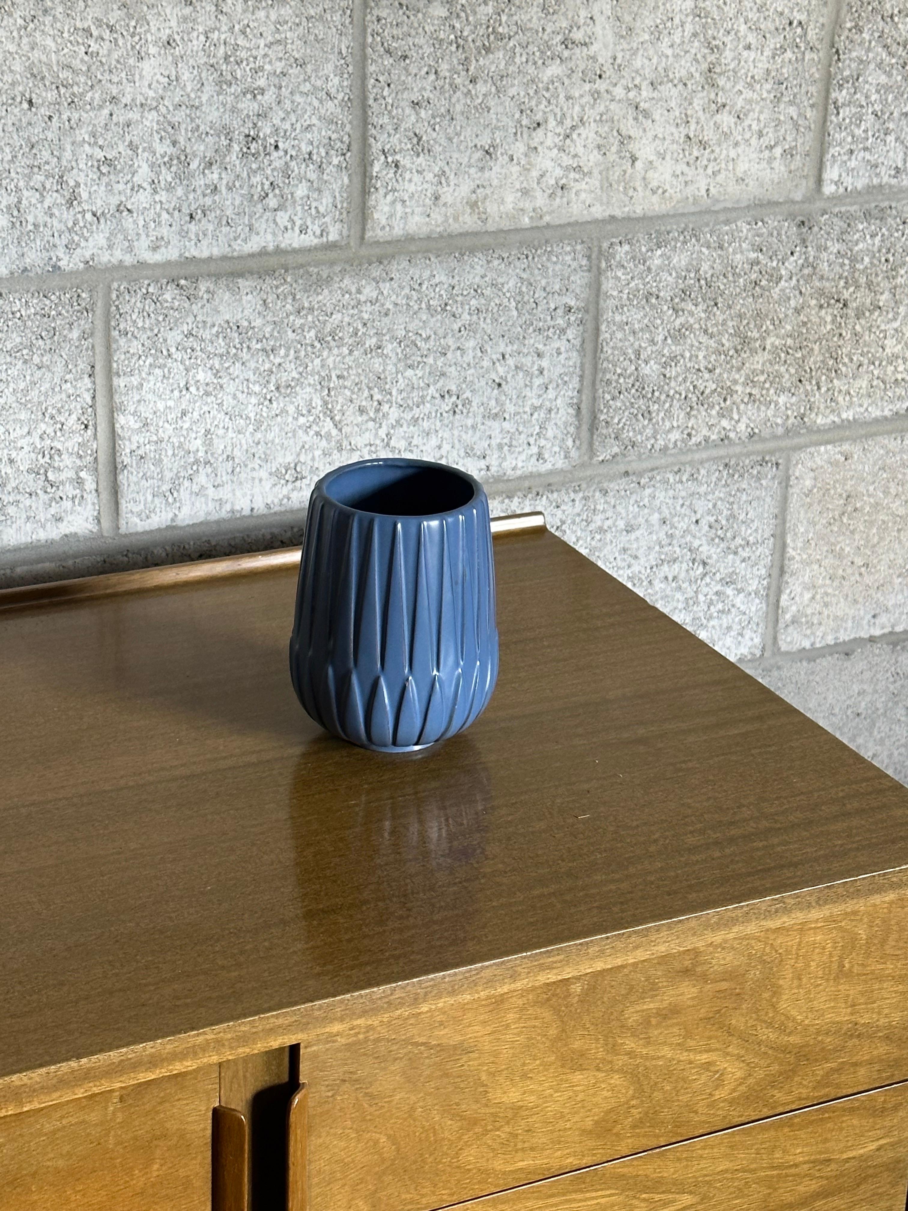 Un interessante vaso di Mari Simmulson per Upsala Ekeby degli anni '50 circa. Smalto e design davvero belli. Ha un paio di urti e ammaccature come mostrato, si presenta bene con alcune imperfezioni cancellate. 