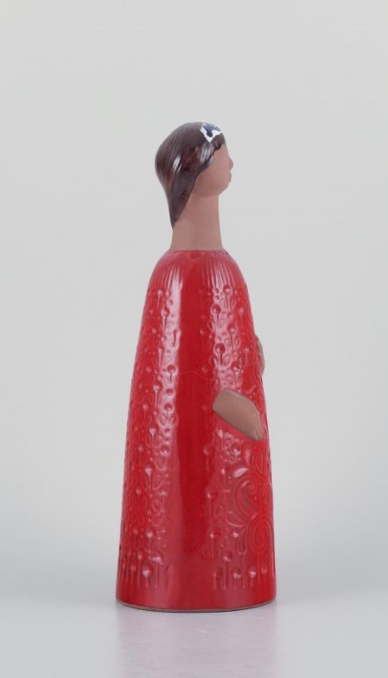 Mari Simmulson, unique large handmade ceramic sculpture of a woman. 
Deep red glaze.
From the 1960s.
In perfect condition.
Signed.
Dimensions: H 29.5 cm x D 9.7 cm.