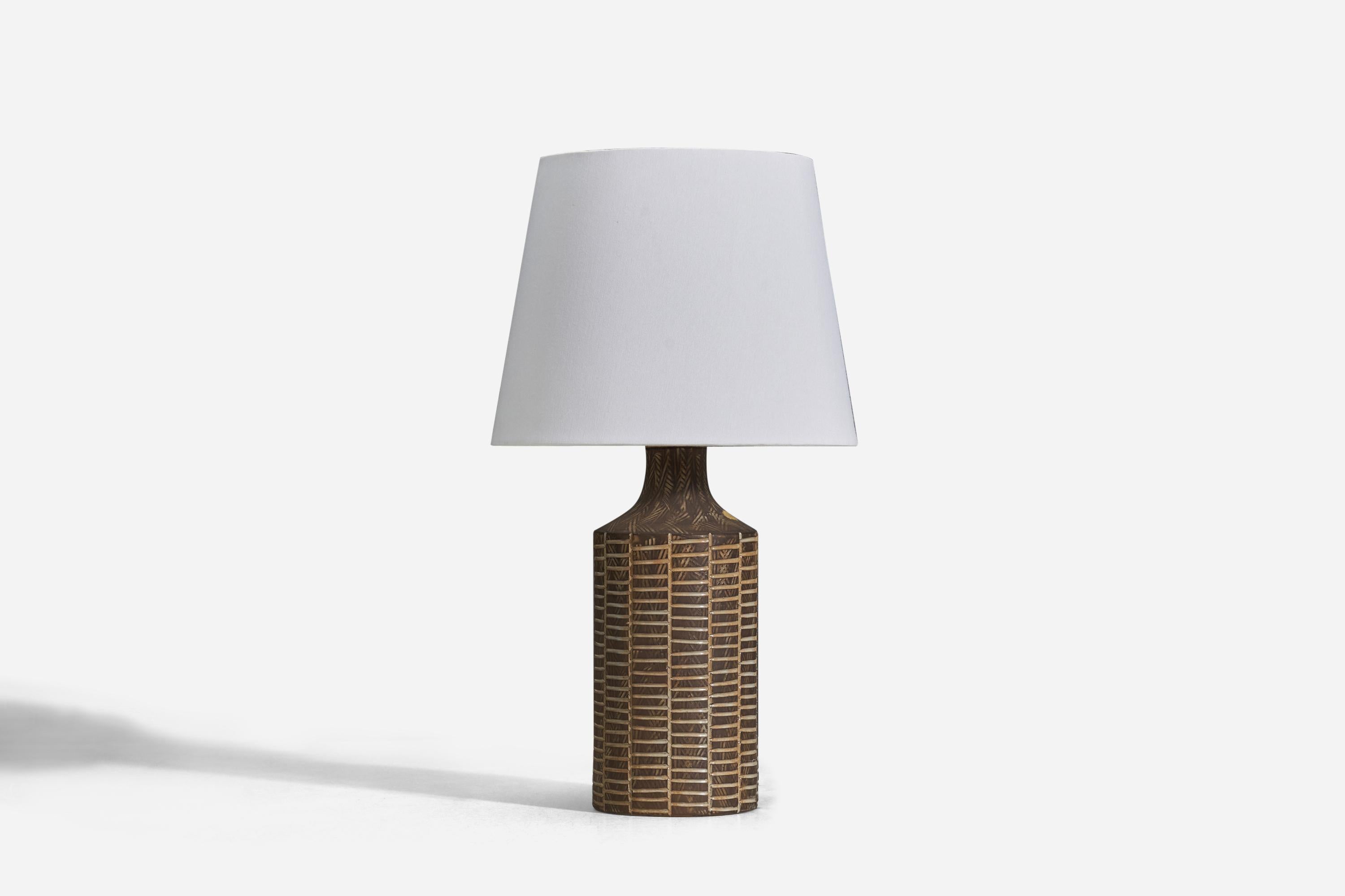 Lampe de table en faïence émaillée brune conçue par Mari Simmulson et produite par Upsala Ekeby, Suède, années 1940.

Vendu sans abat-jour
Dimensions de la lampe (pouces) : 12.75 x 4.56 x 4.56 (Hauteur x Largeur x Profondeur)
Dimensions de