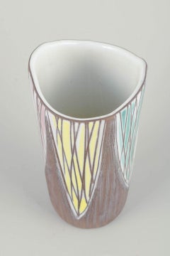 Mari Simmulson, Upsala Ekeby. Jarrón de cerámica con decoración geométrica, años 50/60