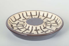 Mari Simmulson, Upsala-Ekeby. Stoneware bowl with brown relief pattern. 1960s