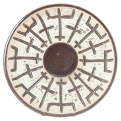 Mari Simmulson, Upsala-Ekeby. Stoneware bowl with brown relief pattern. 1960s