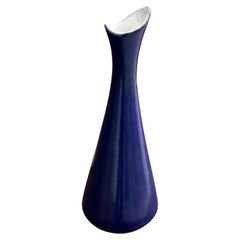 Mari Simmulson, Upsala Ekeby, vase en céramique bleue suédoise du milieu du siècle, 1954