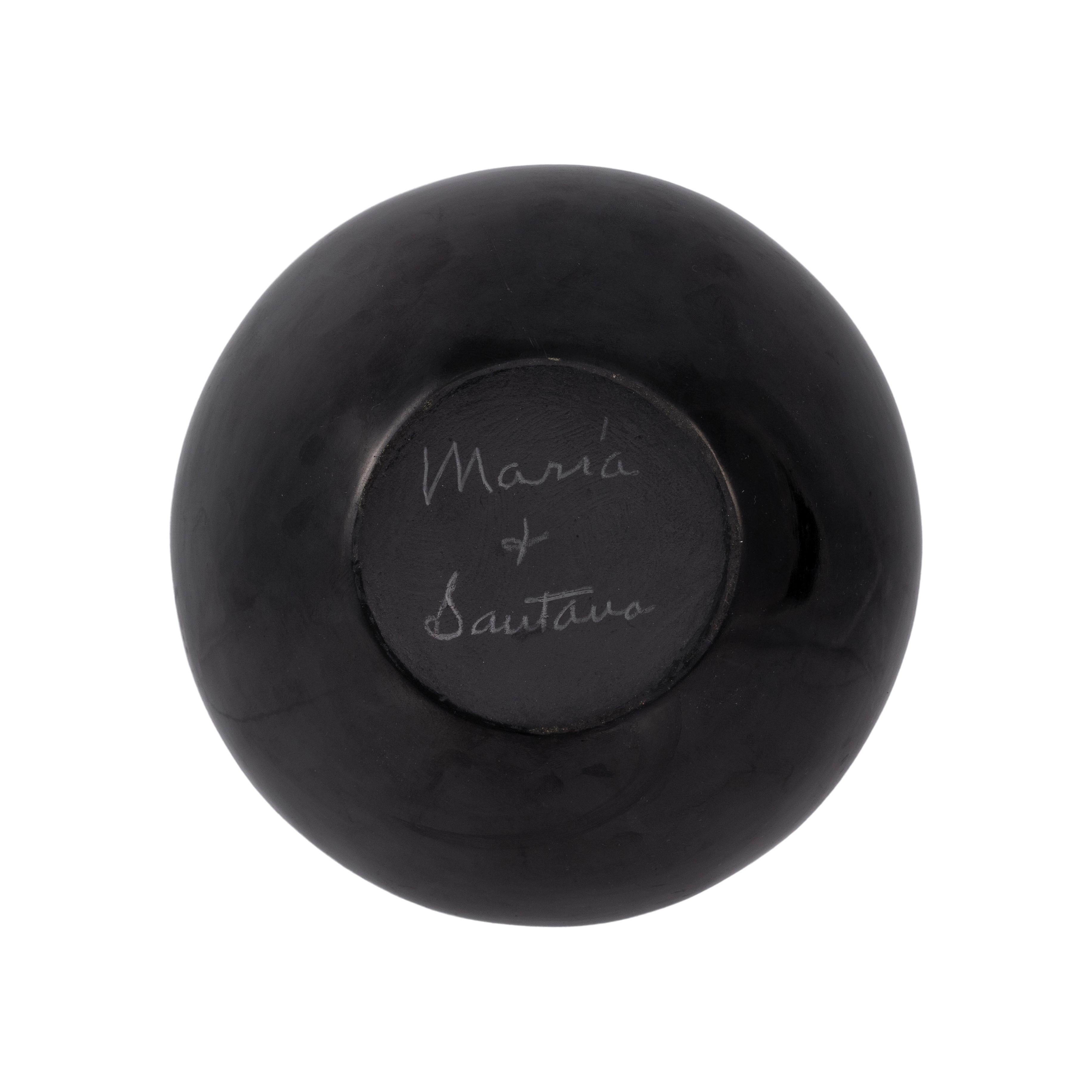 Jarre en poterie noire sur noir avec un motif de plumes très finement gravé et trois bandes concentriques, signée Marie et Santana. 1943 -1956 ; 5 3/4
