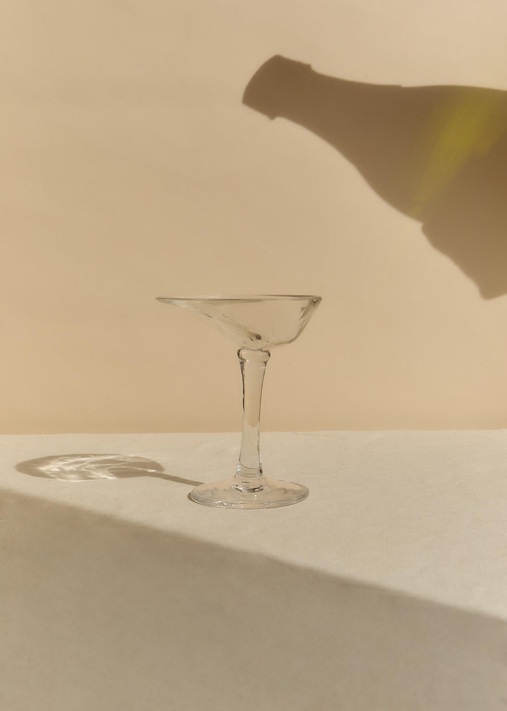 Maria Antoinette Coupe fonde senza soluzione di continuità storia, tradizione e leggenda con un design innovativo, commemorando la genesi della coppa di champagne, attribuita al seno sinistro di Marie Antoinette come regalo per il marito Luigi XVI, 