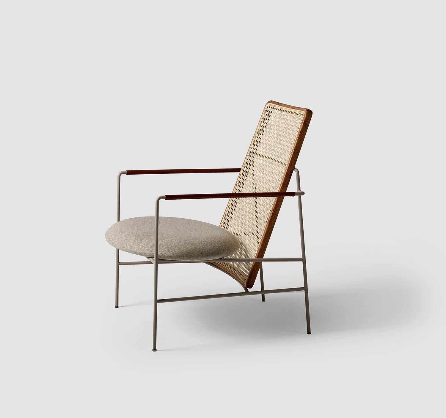 Maria armchair in metal, leather, wood and straw In New Condition For Sale In São Paulo, SP