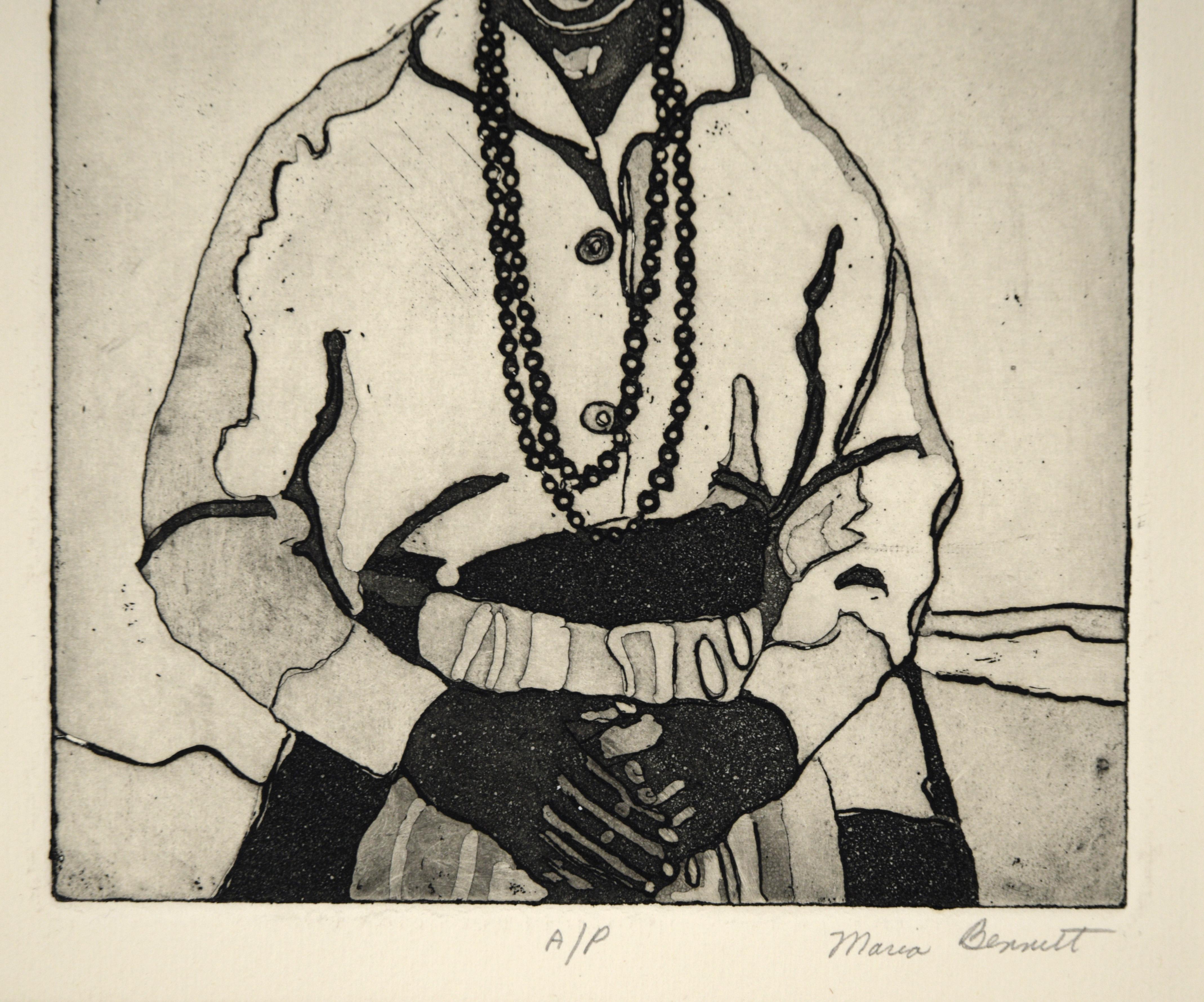 Porträt einer Frau mit Hut - Original Bay Area Aquatinta

Elegantes Porträt einer Frau mit großem Hut und Perlenketten von Maria Bennett (Amerikanerin, 20. Jh.). Die Frau steht vor einem schlichten Hintergrund, auf den eine starke Lichtquelle