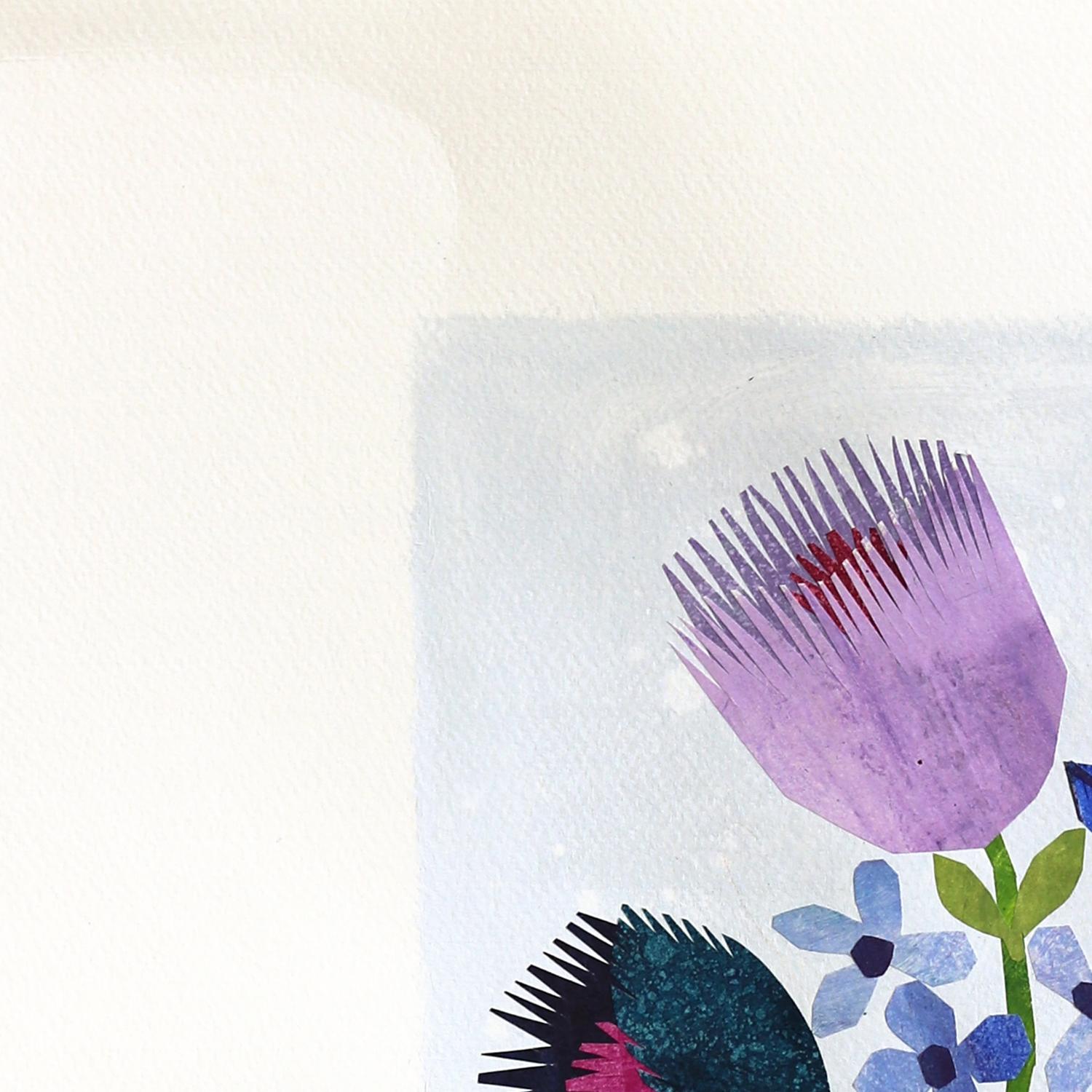 Blaue Blumen aus dem Garten - Stillleben Collage Mixed Media Kunstwerk auf Papier (Surrealismus), Painting, von Maria C. Bernhardsson