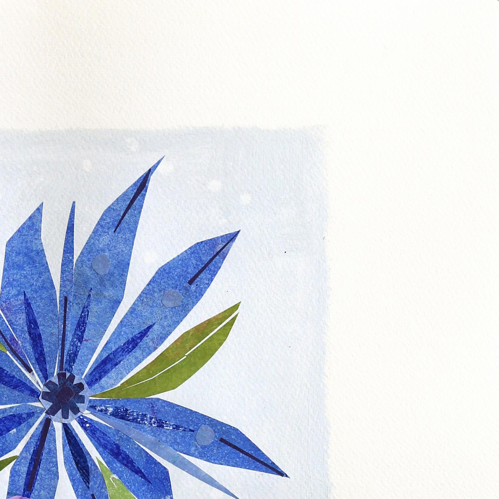 Blaue Blumen aus dem Garten - Stillleben Collage Mixed Media Kunstwerk auf Papier (Grau), Still-Life Painting, von Maria C. Bernhardsson