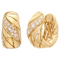 Maria Canale: 18 Karat Gold Huggie-Ohrringe mit Blütenblatt-Diamant