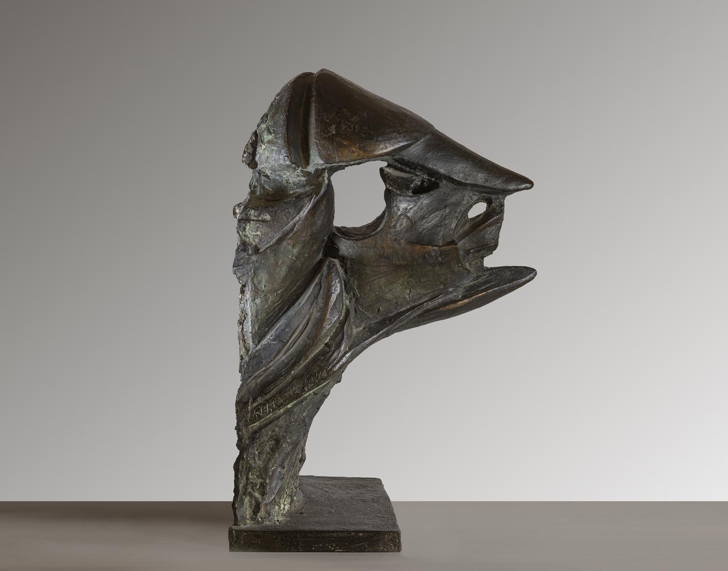 Scultura figurativa astratta futurista in bronzo  - Sculpture by Maria Chiaromonte