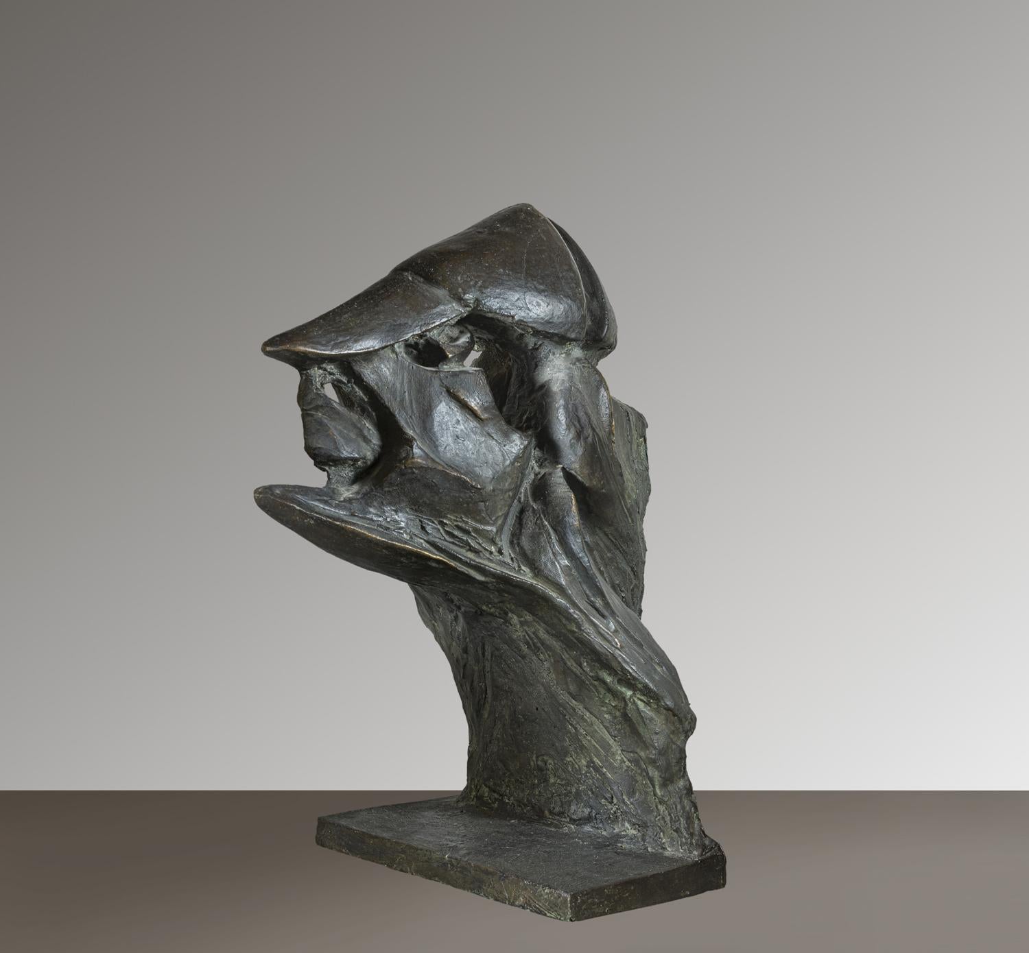 Maria Chiaromonte Figurative Sculpture – Scultura figurativa astratta futurista in Bronze 